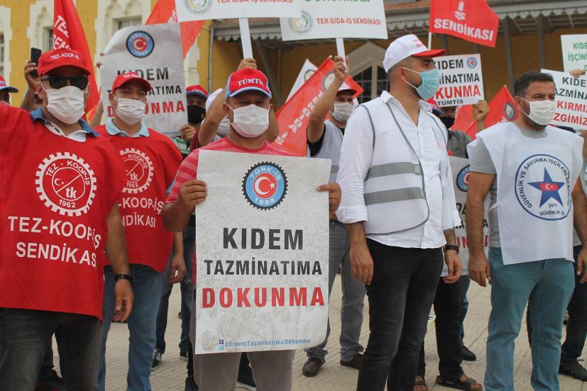 Kıdem tazminatıma dokunma yazılı dövizi tutan bir işçi ortada