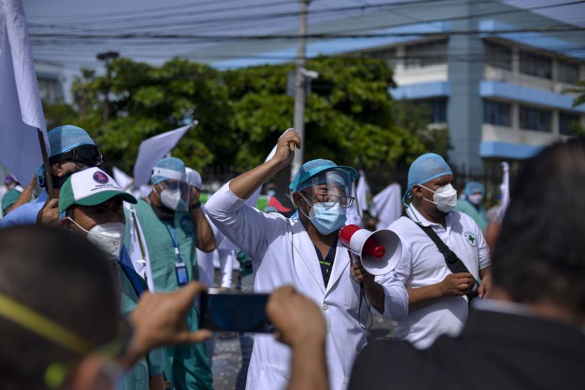 El Salvador'da sağlık emekçileri dövizlerle yürüyor