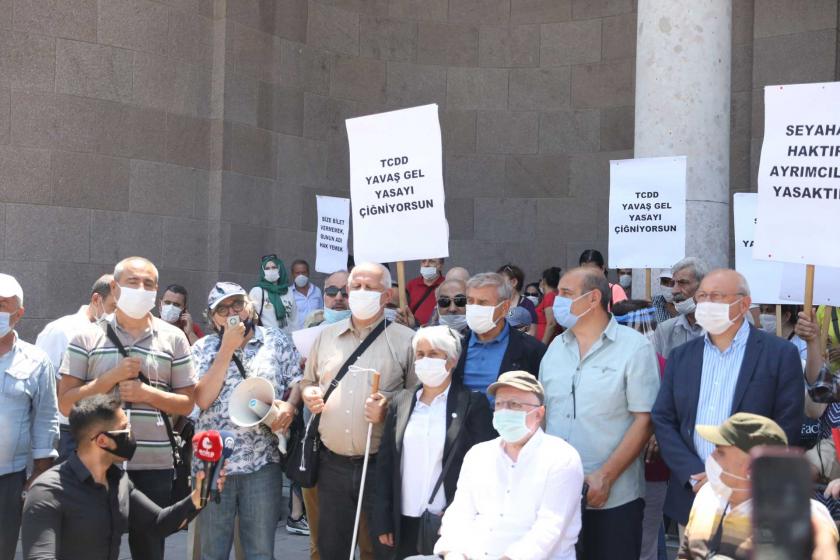 Engelli Kuruluşları, Ankara'da yaptığı eylemde, YHT’lerde engelli seyahatlerinin kaldırılmasına tepki gösterdi. 