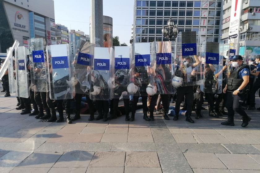 Ankara'da yapılan Suruç anmasına polis müdahalesi.