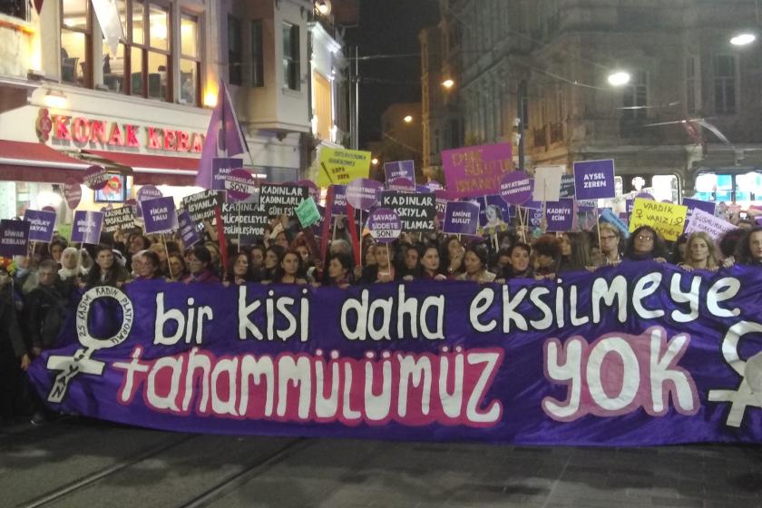 Kadınlar İstiklal Caddesi'nde 'Bir kişi daha eksilmeye tahammülümüz yok' pankartı ile yürürken.