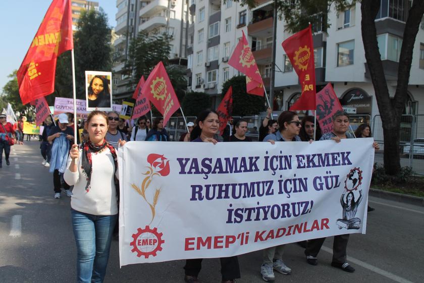 EMEP'li kadınlar, 'Yaşamak için ekmek, ruhumuz için gül istiyoruz' pankartıyla yürürken.