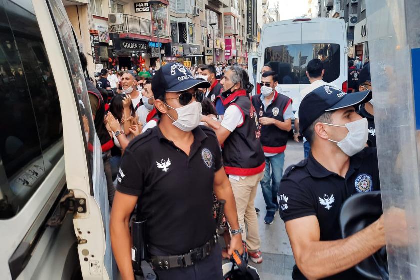 İzmir'de polisler kadınları gözaltına aldı