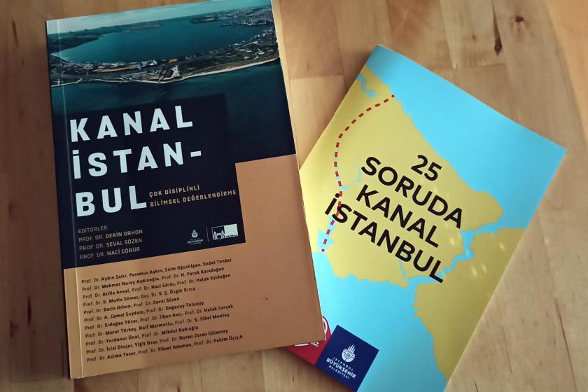 'Kanal İstanbul - Çok disiplinli değerlendirme' ve '25 Soruda Kanal İstanbul' adlı kitapların kapaklarının göründüğü bir fotoğraf.