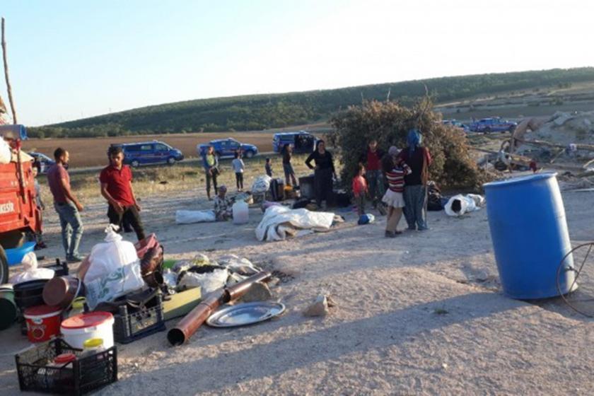 Yozgat'ta çadır kurulan alanda jandarma ve bekleyen işçiler