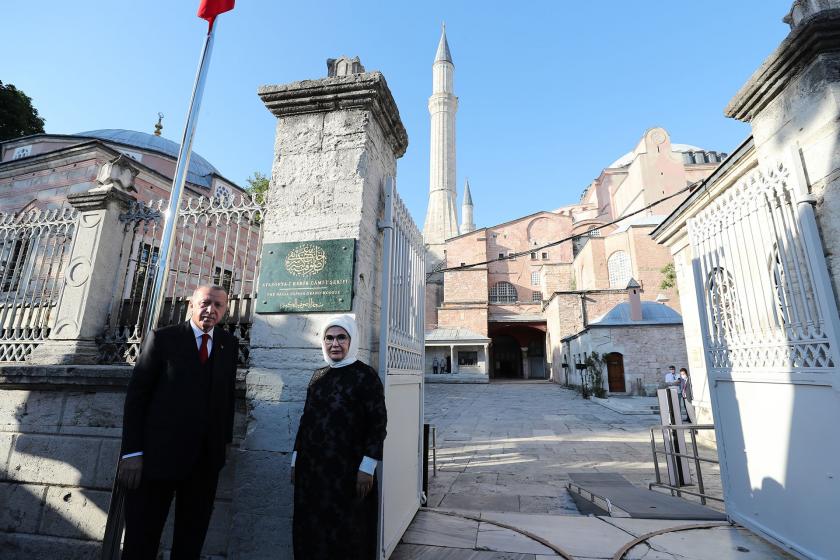 Tayyip ve Emine Erdoğan çifti Ayasofyaya asılan tabela önünde.