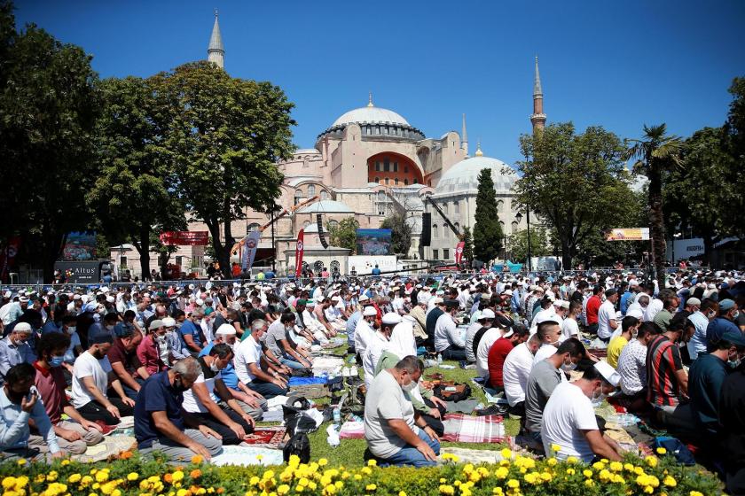 Ayasofya civarında namaz kılan kalabalık