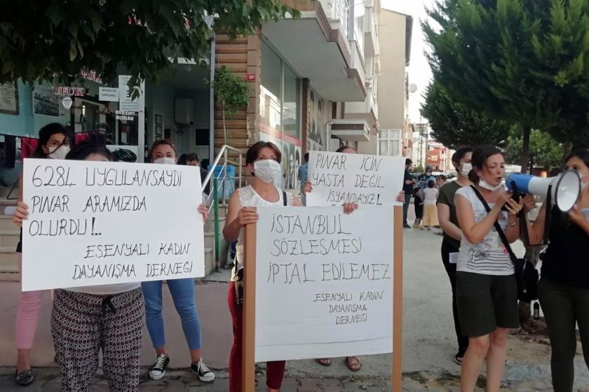 Esenyalı Kadın Dayanışma Derneği üyeleri, halk pazarı önünde bir araya gelerek 'İstanbul Sözleşmesi uygulansaydı Pınar aramızda olurdu' diyerek bildiri dağıttı, basın açıklaması yaptı.