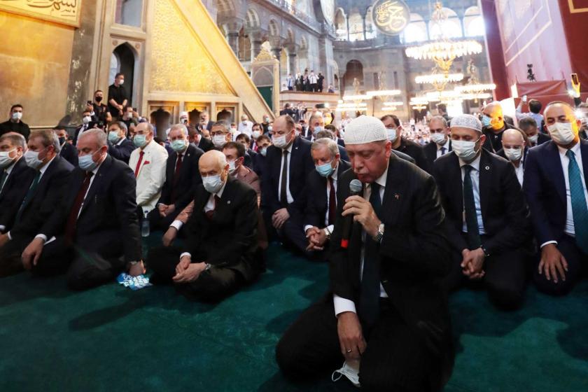 A “select group of Muslims” featuring on the protocol along with Erdoğan staged the opening by performing friday prayers at Hagia Sophia.