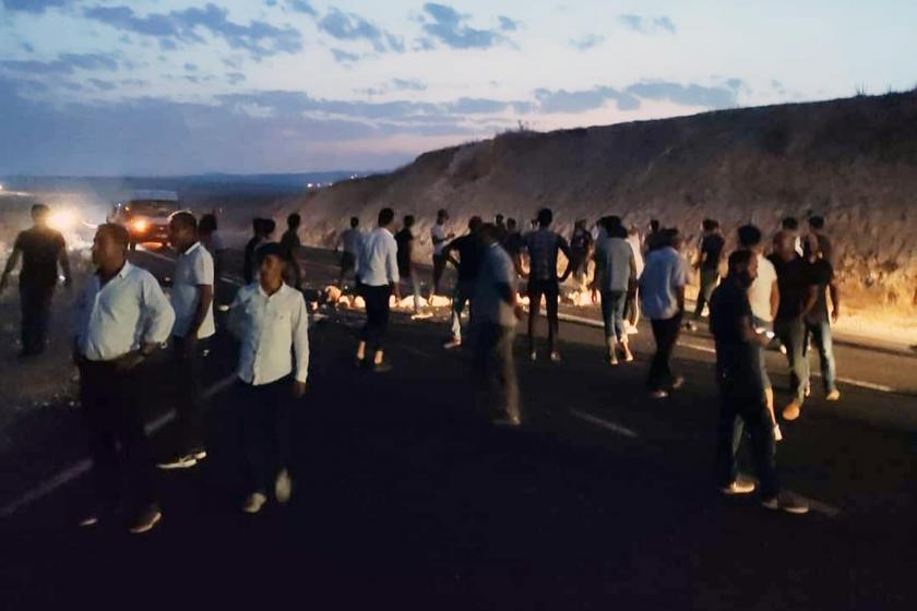 DEDAŞ'ı protesto etmek için yol kapatan köylüler