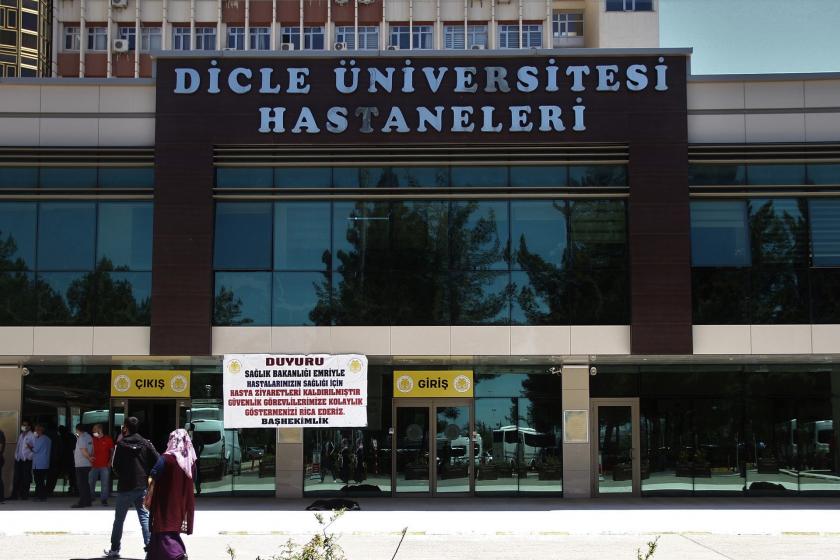 Dicle Üniversitesi Hastaneleri binası giriş kapısı.