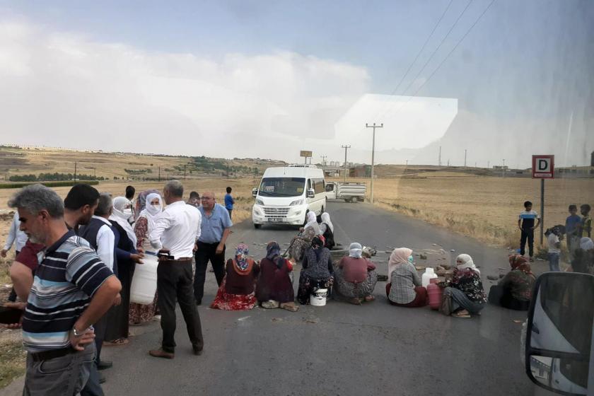 Diyarbakır'da su kesintisini protesto için yol kapatan kadınlar