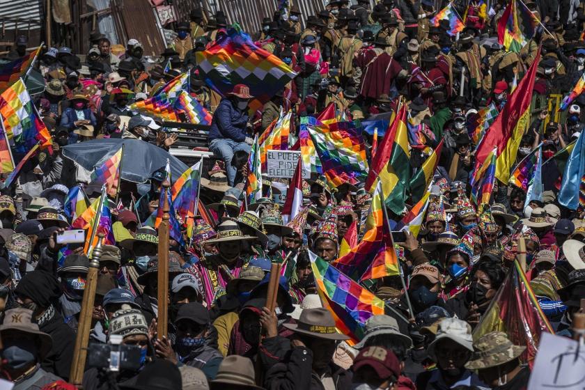 Bolivya'da genel seçimin ertelenmesini protesto etmek için sokağa çıkan yerliler