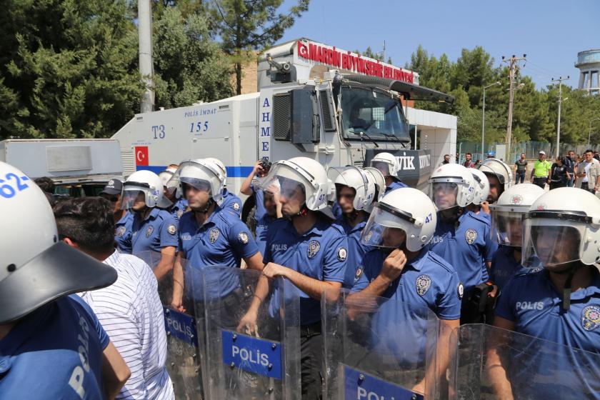 Mardin Büyükşehir Belediyesi önünde çok sayıda polis