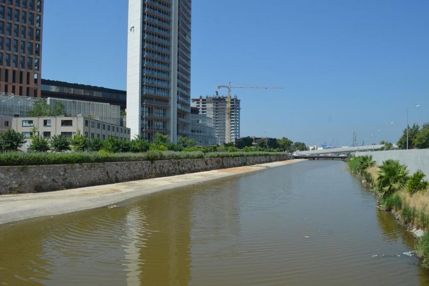 Manda Çayı'nın yanında gökdelenler görülüyor