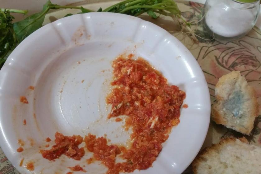 Küflü ekmek ve bozuk menemen