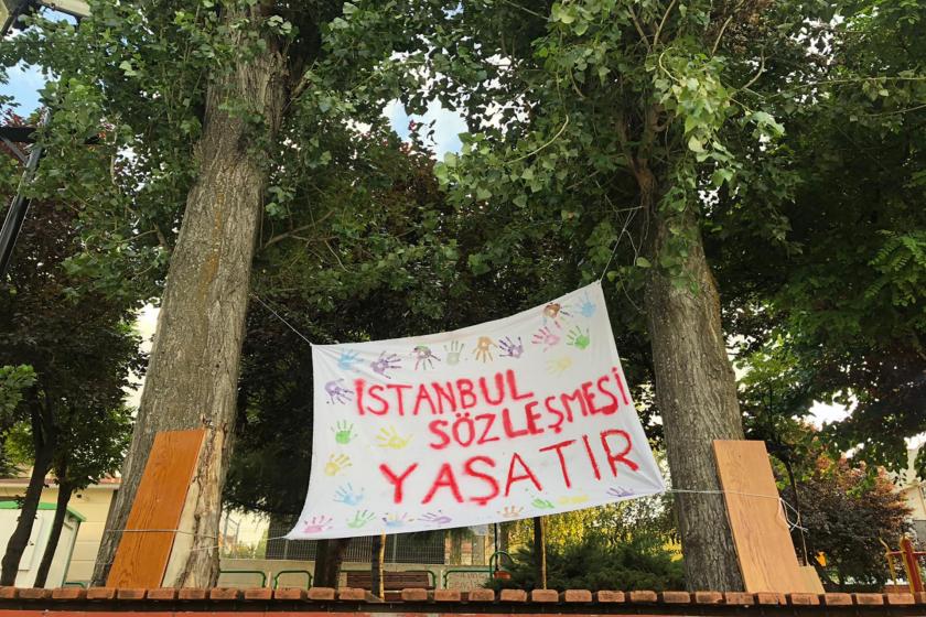 istanbul sözleşmesi yaşatır yazan pankart