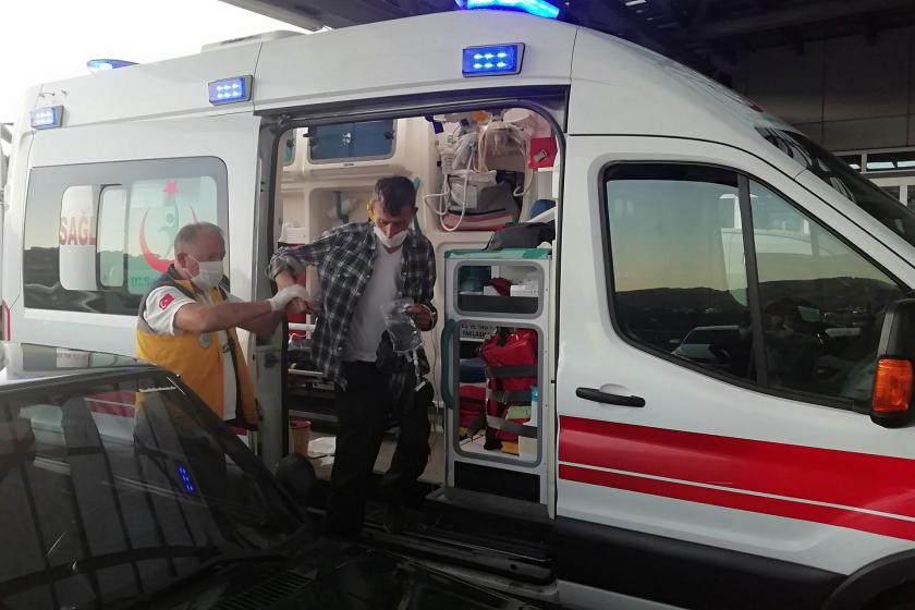 Ambulanstan indirilen işçi