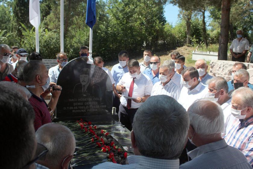 Şemsi Denizer'in mezarı başı