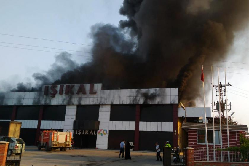 Manisa'da yangın çıkan fabrikadan dumanlar yükseliyor