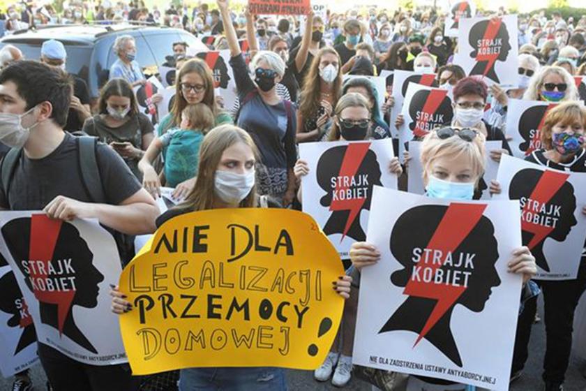Polonya'da kadın eylemine katılanlar