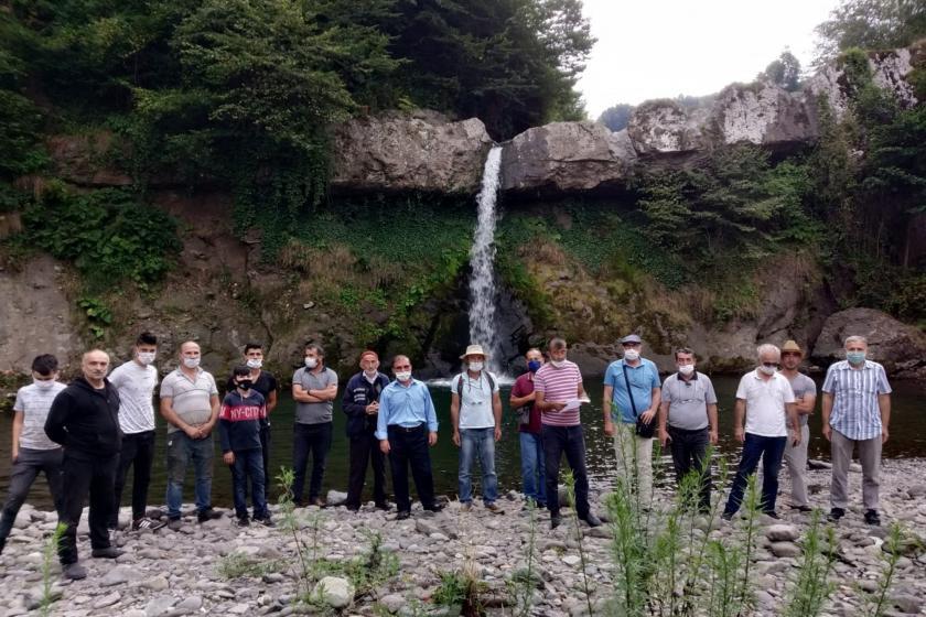 Gökçegelin Şelalesinde basın açıklaması yapılıyor.