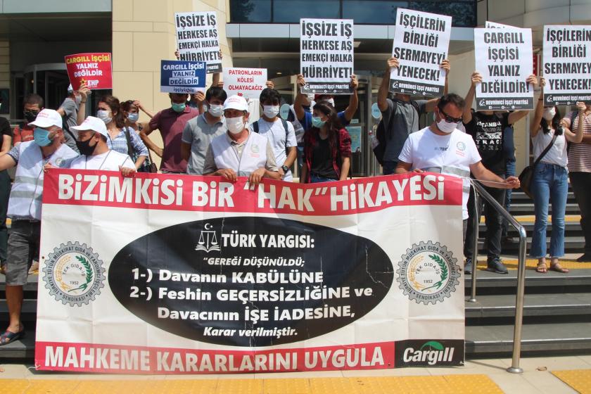 Cargill işçileri Bizimkisi bir hak hikayesi, mahkeme kararını uygula Cargill pankartının arkasında