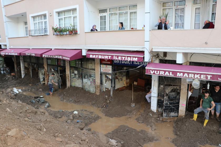 Giresun'da meydana gelen selin ardından çamur, toprak ve balçık altında kalan yol ve yol kenarındaki dükkan ve evler.