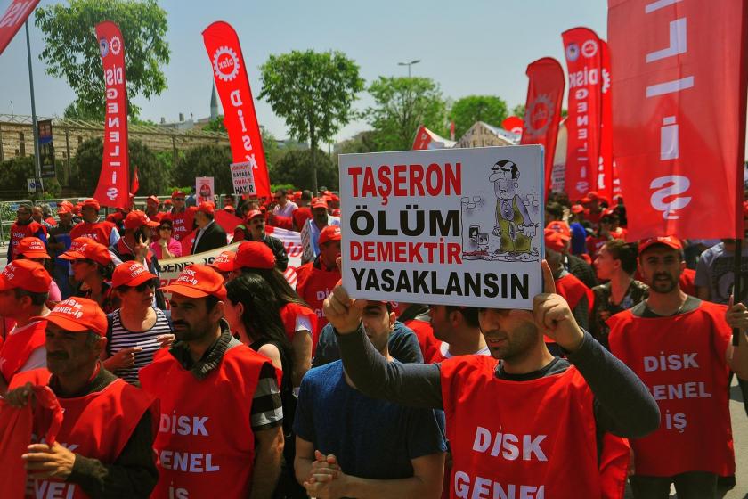 'Taşeron ölüm demektir yasaklansın' yazılı döviz taşıyan belediye işçisi