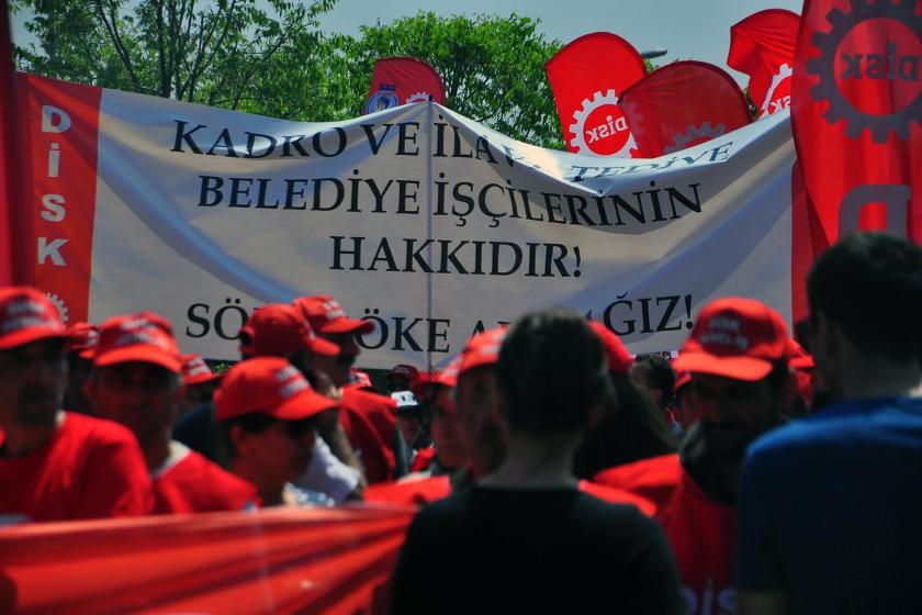 Belediye işçilerinin eyleminde açılan 'Kadro ve ilave tediye belediye işçilerinin hakkıdır' yazılı pankart