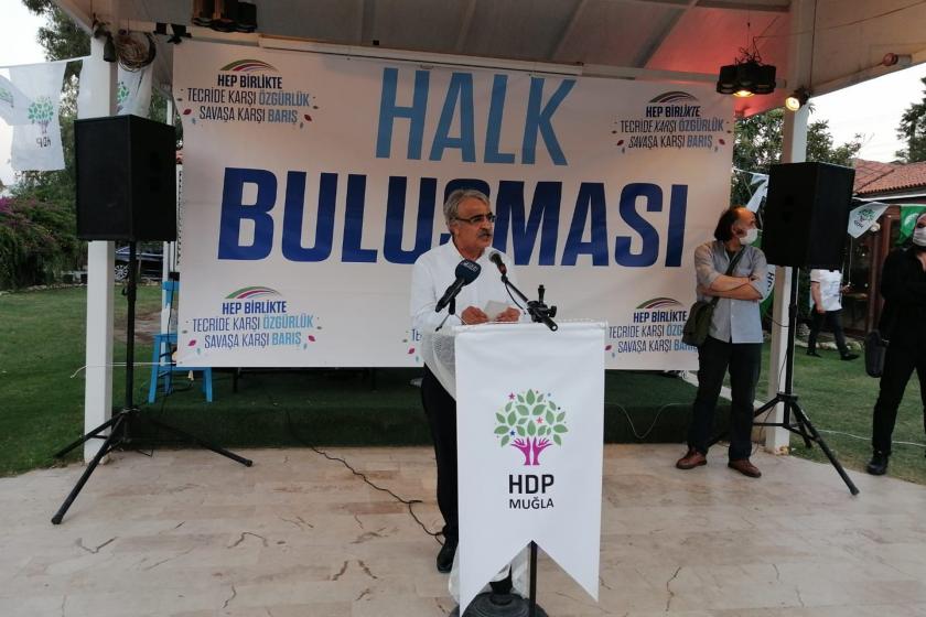 HDP Eş Genel Başkanı Mithat Sancar Muğla'da düzenlenen etkinlikte konuşma yaparken.