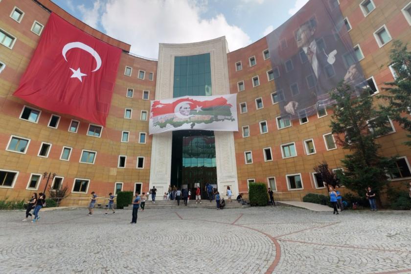 Yeditep Üniversitesi binasının dıştan görünümü.