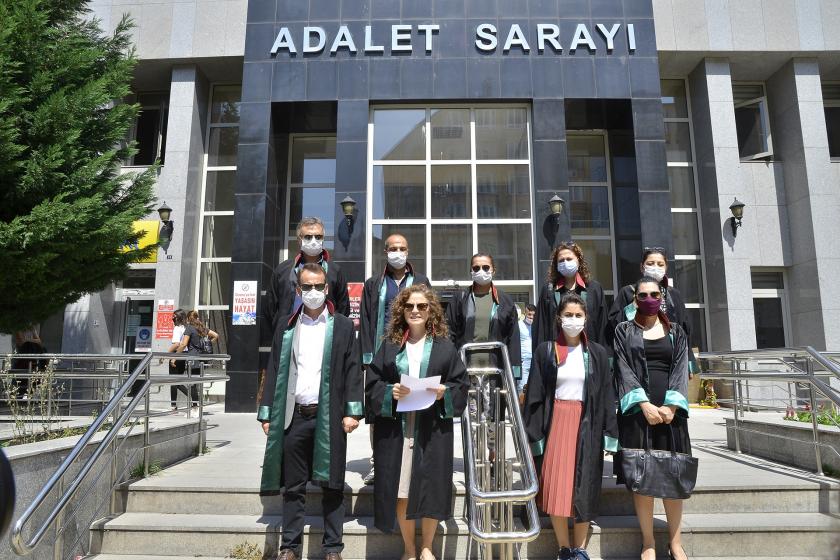 Gülten K'nin Rıfat A. tarafından ağır şekilde yaralanmasının ardından Çorum Barosu Kadın Komisyonu, Adalet Sarayı önünde basın açıklaması yaparken.