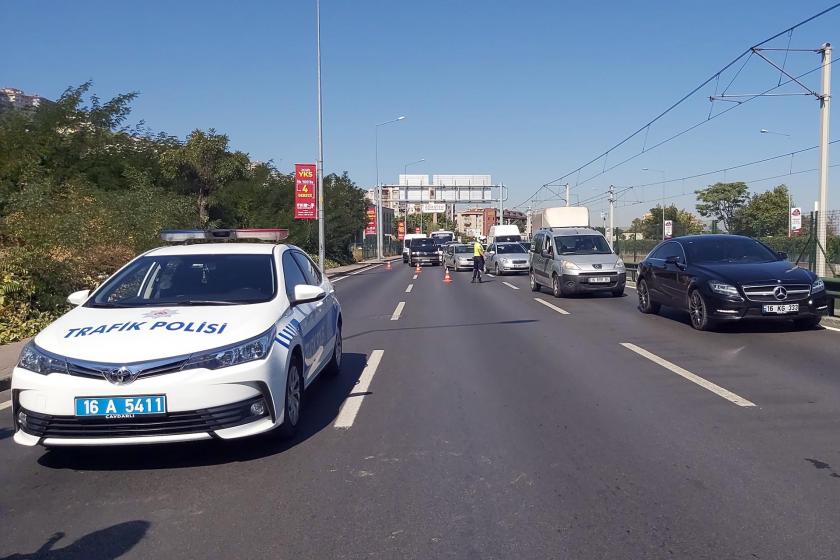 Kazanın gerçekleştiği bölgede polis aracı ve trafikteki araçlar