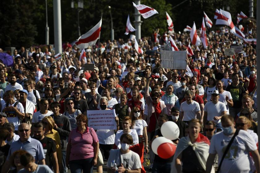 Belarus'ta Cumhurbaşkanlığı Sarayı'na yürümek isteyen halk