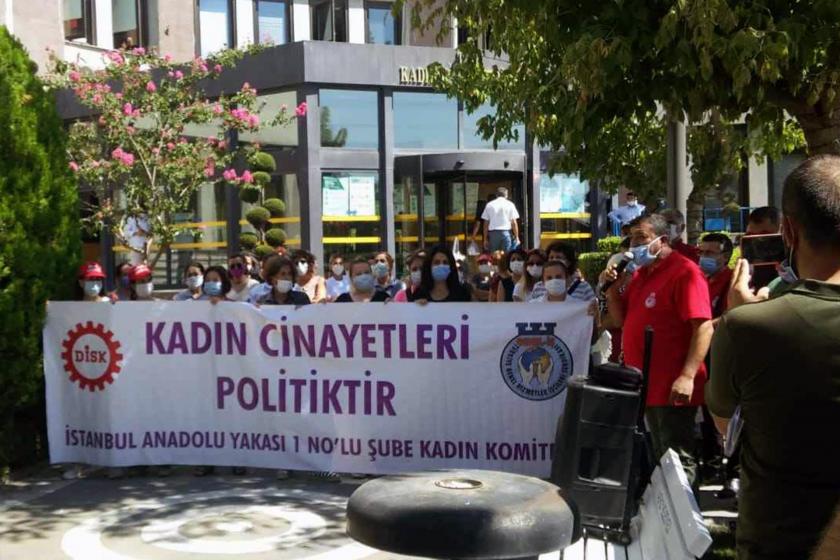 Kadıköy Belediyesi önünde kadın işçilerin İstanbul Sözleşmesi eylemi