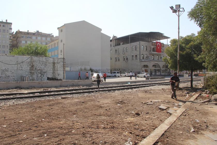 Diyarbakır'da kentin içerisinden geçen demir yolu hattı.