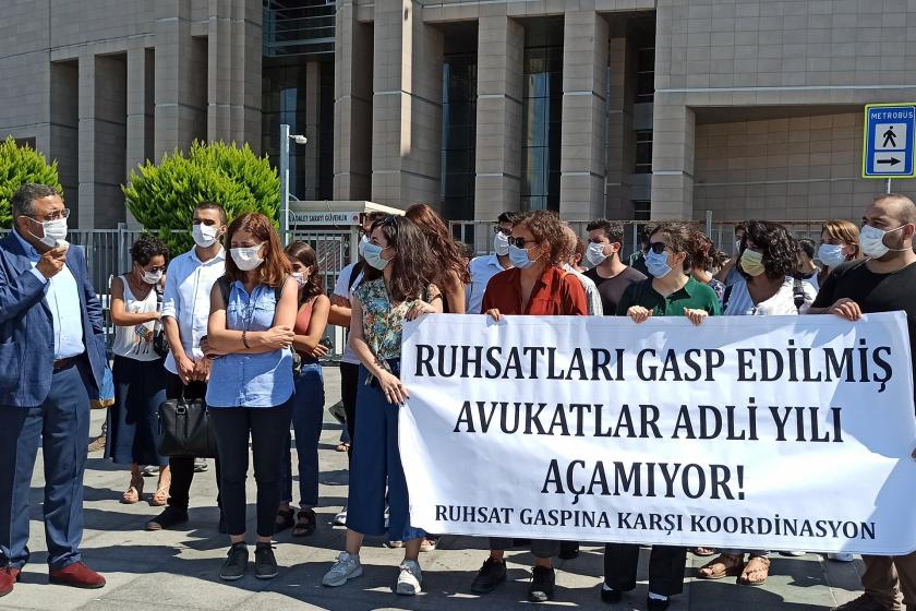 Ruhsat Gaspına Karşı Koordinasyon ve pankart arkasında basın açıklamasını dinleyen avukatlar