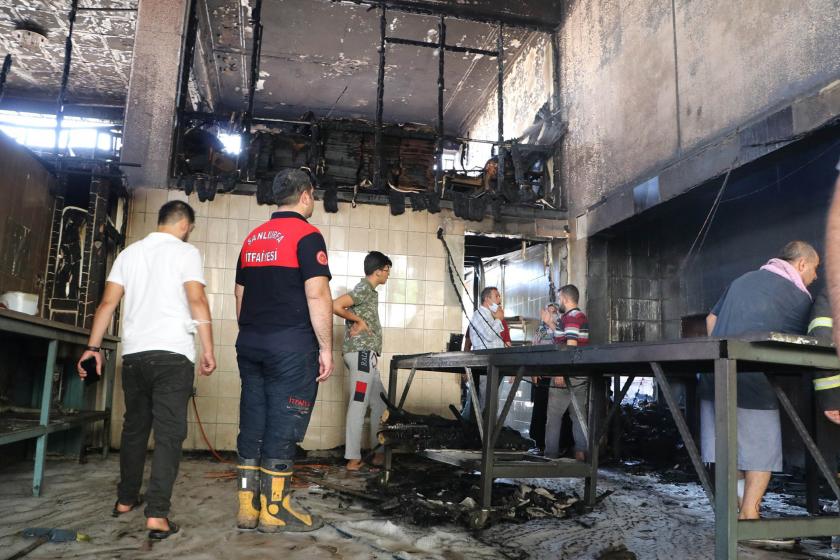 Patlama sonrası fırının hali, itfaiye eri (solda) ve fırın çalışanları