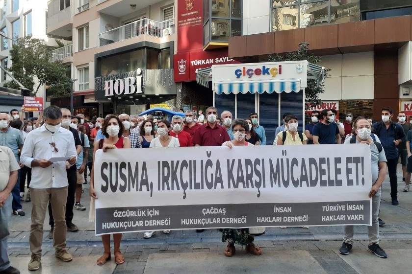 Sakarya'da ırkçılığa karşı mücade et pankartı