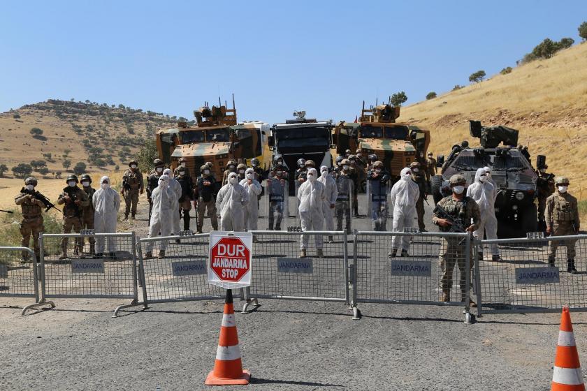 Mardin'in Mazıdağ ilçesi girişi, karantina için gelen jandarma ve sağlık çalışanları