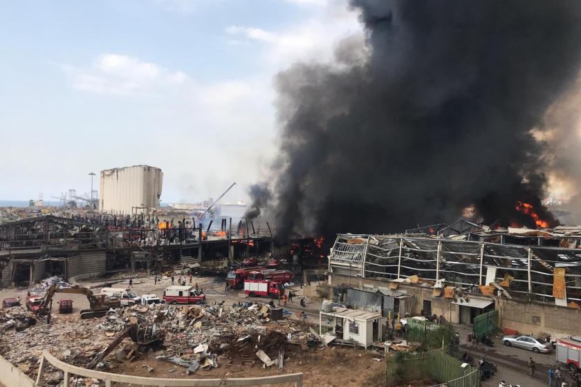 Lübnan'da Beyrut limanında bulunan bir hangarda henüz bilinmeyen nedenle büyük bir yangın çıktı.