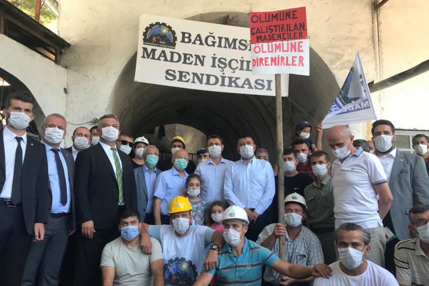 CHP Genel Başkan Yardımcısı Veli Ağbaba (sağdan 6'ıncı) ve maden işçileri