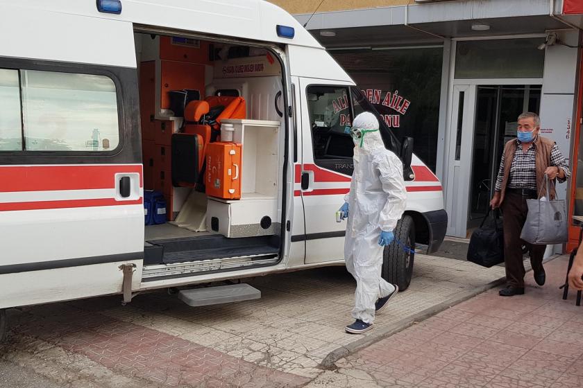 Ambulans ve sağlık görevlisi