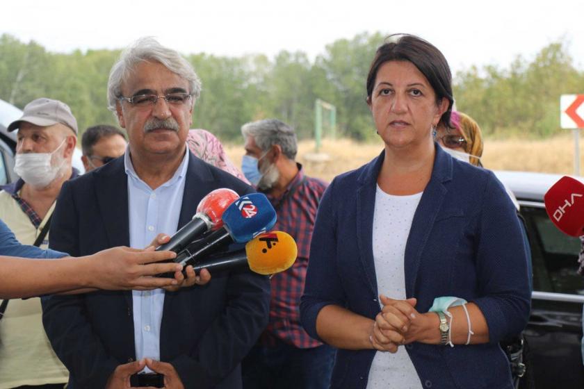 HDP Eş Genel Başkanları Mithat Sancar ve Pervin Buldan, Selahattin Demirtaş'ı ziyaretlerinin ardından basına açıklama yaparken.