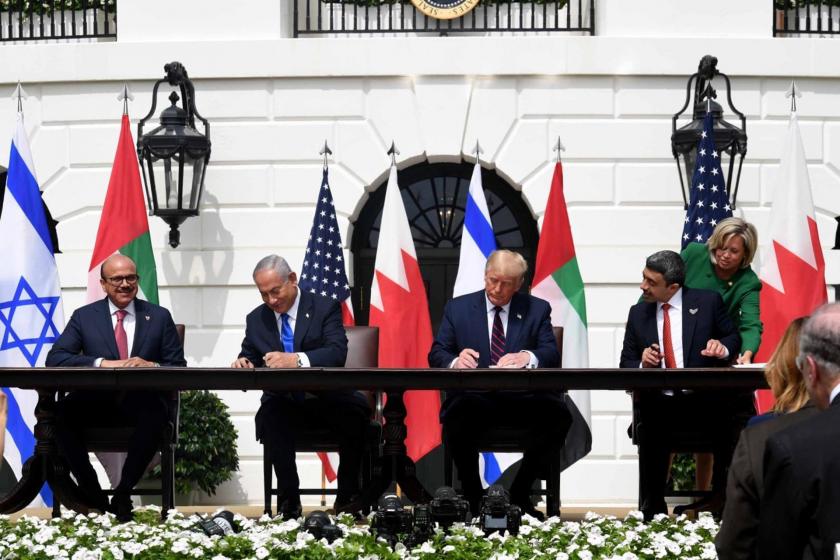 Donald Trump (sağ 2), Binyamin Netanyahu (sol 2), Abdullah bin Zayid Al Nahyan (sağda) ve Abdullatif bin Raşid ez-Zeyani (solda)