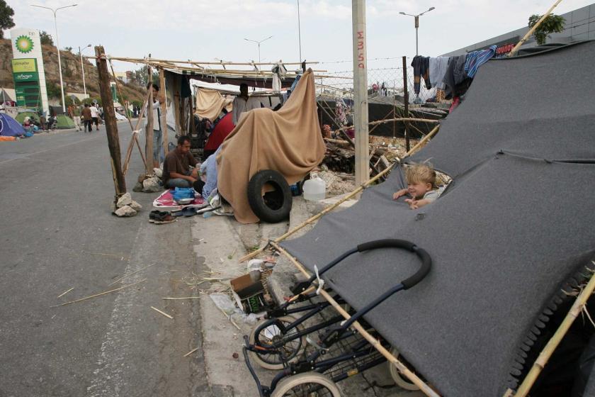 Yunanistan'ın Midilli Adası'nda bulunan Moria sığınmacı kampında çıkan yangının ardından evsiz kalan mülteci ve göçmenler, adaya yeni kurulan Kara Tepe kampına yerleştirilmeye başladı. 