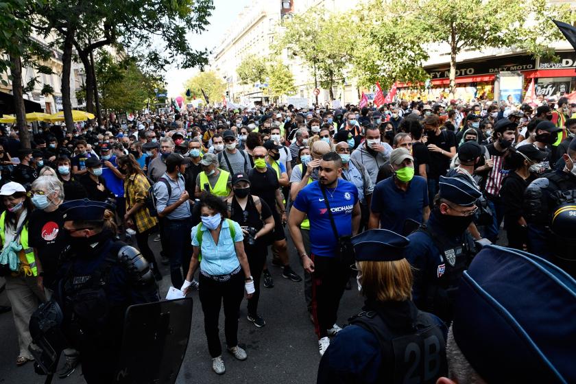 Fransa'nın pek çok kentinde Macron'un yönetimi ve hükümetin ekonomik ve sosyal politikalarına karşı gösteriler düzenlendi.