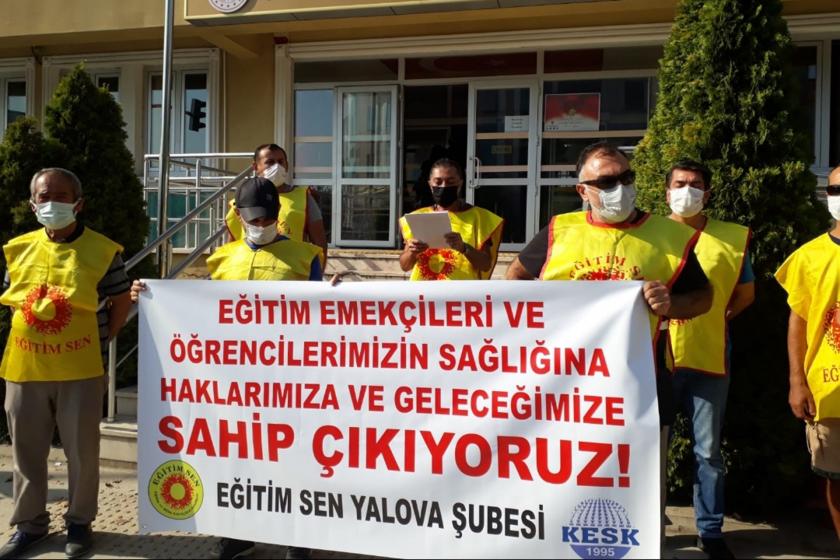 Eğitim Sen Yalova Şubesi üyeleri Milli Eğitim Müdürlüğü önünde açıklama yaparken.