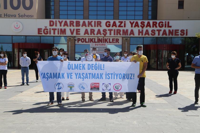 Diyarbakır Gazi Yaşargil Eğitim ve Araştırma Hastanesi önünde sağlık çalışanları